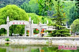 曲阜石门山绿韵美景吸引游客踏青赏景图片