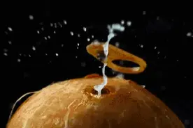 只要1块口香糖，2分钟快速开椰子壳！图片