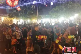 柬埔寨民众大街上演“泼水大战”图片