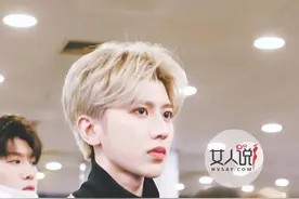 蔡徐坤现身洛杉矶机场 造型独特引粉丝围攻！图片