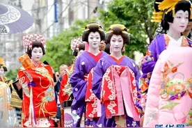 东京浅草举行“花魁道中”游行 再现江户花街吉原风俗图片