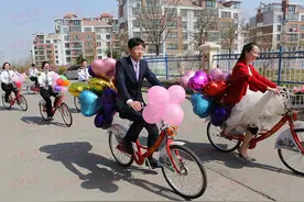 青岛一对新人举办低碳婚礼 新郎骑单车迎娶新娘图片