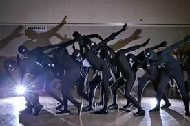 魔性表情 粉丝组团搞怪COS《名侦探柯南》小黑人图片