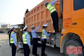 大中型货车私自“增肥” 漳浦交警现场“手术瘦身”图片