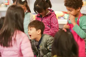 《妈妈是超人3》霍思燕嗯哼义卖玩具献爱心图片