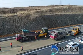 G204莱阳段改建工程完成半幅沥青下面层铺筑图片