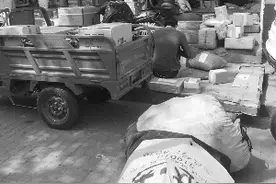 明令禁止下屡屡出现 快递占道背后藏着“不平衡”图片