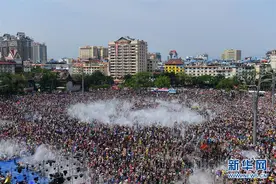 欢度泼水节图片