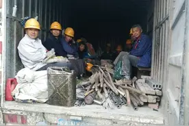 疯狂！临安一轻型厢式货车车厢违法载人15个图片