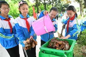 送礼物，演节目，孩子们在福利院和老人真情互动图片