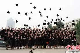 拍毕业照绝不能用这个姿势！高抛的学士帽能切开西瓜…图片