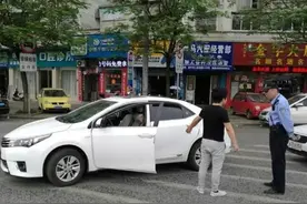 又见“路怒症” 驾驶员下车打架赢的赔钱拘留输的上医院图片