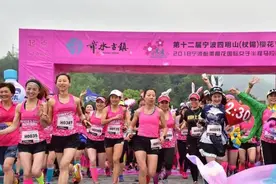 宁波女子半程马拉松开跑 靓女与樱花相映成为山区别样风景图片