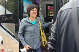 中国女排抵达宁波北仑基地集训 郎平低调露面受欢迎图片