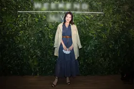 胡杏儿亮相时尚活动 硬朗柔美兼具图片