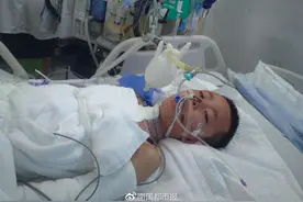 7岁男孩大火中保护昏迷的妈妈不愿离开，被严重烧伤图片
