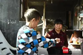 六旬农妇30年如一日照顾残疾邻居：我能活多久就照料多久图片