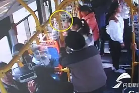 42秒丨乘客公交车上让座 淄博八旬老人画画相赠图片