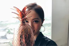 邓紫棋调皮炫耀金凤梨 笑言“终于不是黑凤梨”图片