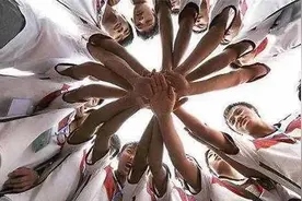 在震区绿茵场延续的足球梦图片