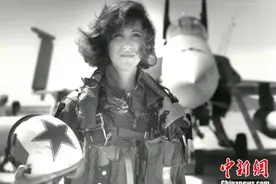 美国女机长遇引擎爆炸冷静迫降 曾是战斗机飞行员图片