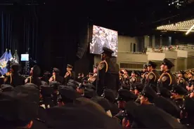 美国纽约448名新警察毕业 两位华裔女警受瞩目图片