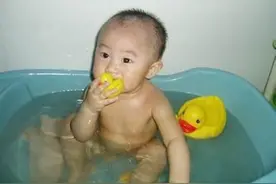 还用玩具小黄鸭陪孩子洗澡？塑胶玩具内部细菌多图片