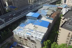 听闻即将拆迁，楼顶疯狂加盖——武汉市江汉区二环线沿线1.2万平方米违建铁皮房被拆图片