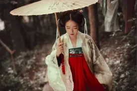 团团和B站真的发力了，这些人明目张胆穿华服玩”穿越“，还到处“秀“！图片