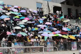周口这所高校举办运动会  现场看台成“遮阳伞”海洋图片