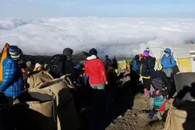 在海拔5000多米的山顶踢足球，这群姑娘打破了一项世界纪录图片