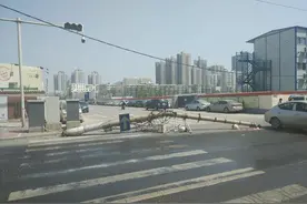 郑州一电线杆“躺”在路中间，过往公交车纷纷掉头图片