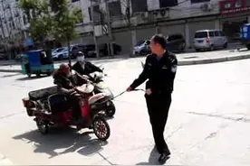 漯河九旬老人电车没电 交警帮忙拉车送回家图片