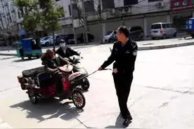 漯河九旬老人电车没电 交警帮忙拉车送回家图片