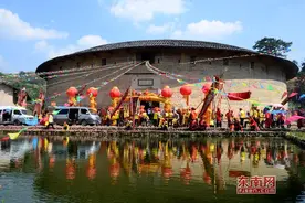 龙腾欢歌 华安百年土楼喜迎“三月三”传统民俗图片