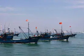 休渔期将至 威海环翠区渔民驾船出海抢捕“最后一网”图片