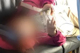 把空姐当空气！女子自行升舱霸躺3座位 同机乘客怒斥其“不知耻”图片