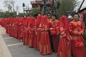 跨火盆拜天地揭盖头 嘉善百对新人参加中式集体婚礼图片
