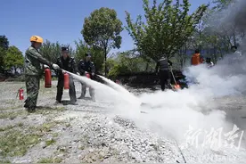 天门山索道千米高空救护演习图片