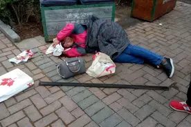 天降金属框砸中女子头部缝23针 家属：追责到底图片