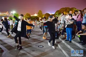 年轻人跳起广场舞图片
