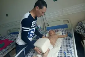 男孩烧伤父亲用30斤砖块压腿 每天只睡3小时图片