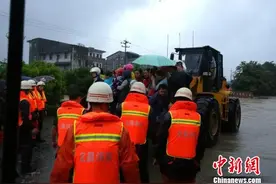 湖北宜昌暴雨致多地内涝 三峡大坝等景区临时关闭图片