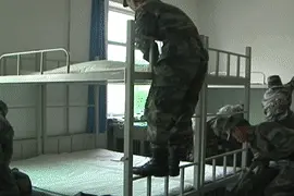 动图|17小时强化训练,带你见识兵哥们的"折腾"一天图片
