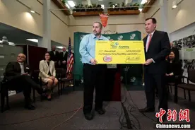 美国彩民中五亿美元巨奖 幸运儿现身领奖图片