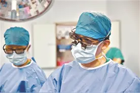 3个小孔完成一台心脏手术图片