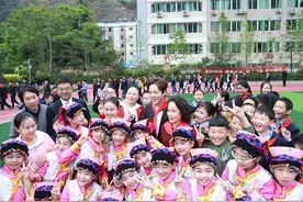 汶川地震十周年，钢琴家李云迪赴汶川县第一小学践行公益图片