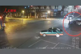 暖！女子被压车底 多名外卖小哥合力抬车救人图片