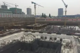 焦点丨阅海湾30栋大楼今年主体封顶，揭秘绿地中心施工现场！图片