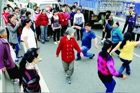 广场舞已经不跳凤凰传奇了，跳哪些？看进来图片